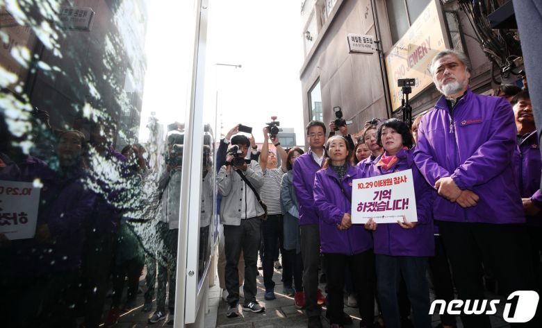 이정민 10.29 이태원 참사 유가족협의회 운영위원장을 비롯한 유가족들이 26일 서울 용산구 이태원역 1번 출구 앞에서 열린 '10.29 기억과 안전의 길 조성 기자회견'에서 권은비 10.29 기억과 안전의 길 미술가의 설명을 들으며 추모 조형물을 살펴보고 있다. (공동취재) 2023.10.26/뉴스1 ⓒ News1 안은나 기자