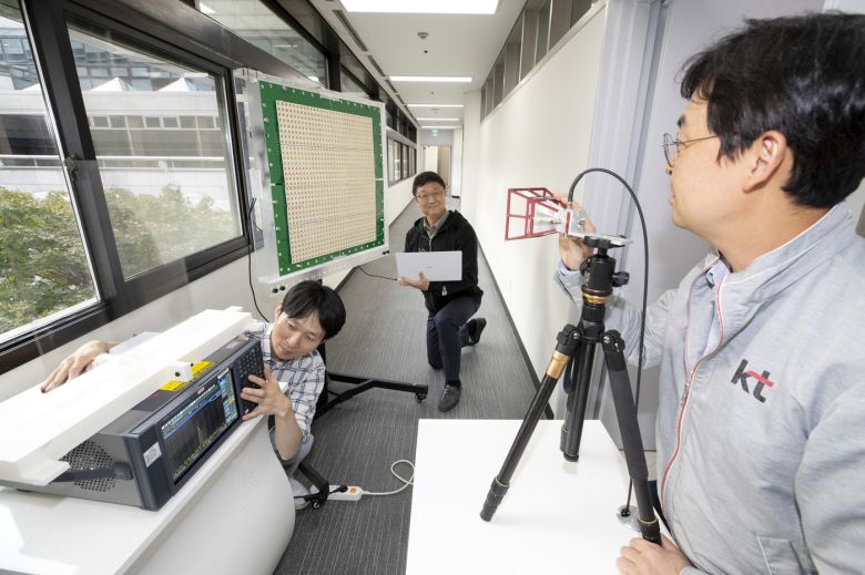 KT가 LG전자, 코닝과 함께 6G 주파수 후보 대역별로 동작하는 재구성 가능한 지능형 표면(RIS)을 개발해 검증했다고 26일 밝혔다.(KT 제공)