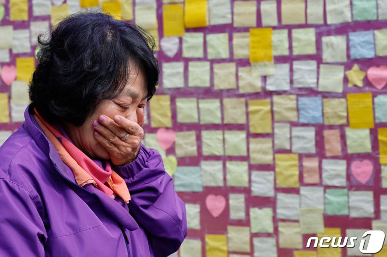 10.29 이태원 참사 희생자 정주희 씨의 어머니 이효숙 씨가 26일 서울 용산구 이태원역 1번 출구 앞에서 '10.29 기억과 안전의 길 조성 기자회견'을 마친 뒤 슬픔에 잠겨 있다. 2023.10.26/뉴스1 ⓒ News1 안은나 기자