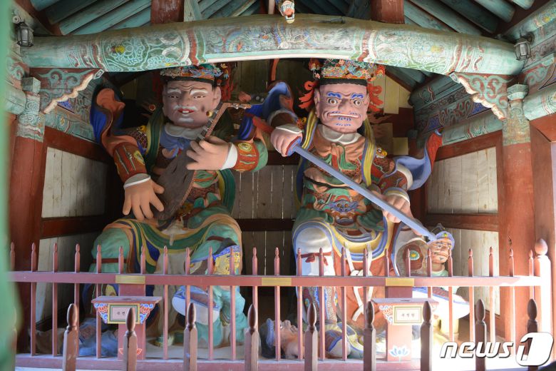 마곡사1_북방다문천왕, 동방지국천왕. (문화재청 제공)