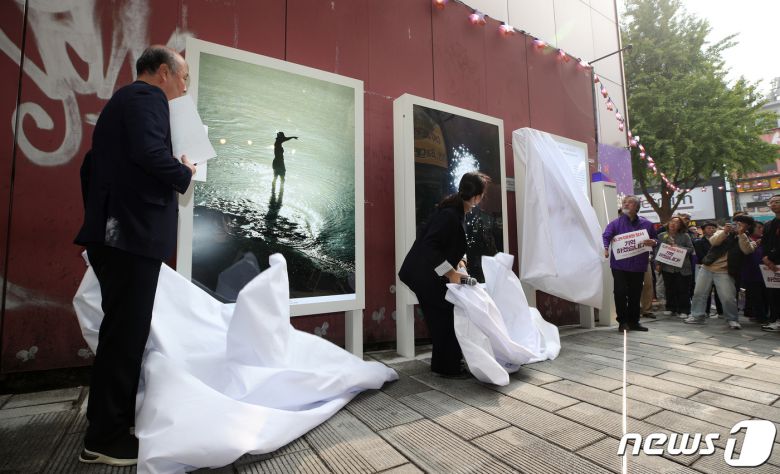 이정민 10.29 이태원 참사 유가족협의회 운영위원장을 비롯한 참석자들이 26일 서울 용산구 이태원역 1번 출구 앞에서 열린 '10.29 기억과 안전의 길 조성 기자회견'에서 추모 조형물 제막을 하고 있다. (공동취재) 2023.10.26/뉴스1 ⓒ News1 안은나 기자