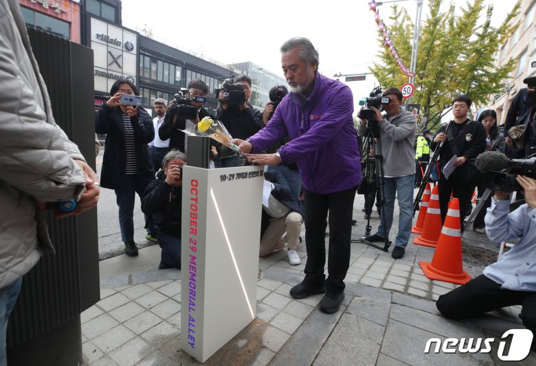 이정민 10.29 이태원 참사 유가족협의회 운영위원장이 26일 서울 용산구 이태원역 1번 출구 앞에서 열린 '10.29 기억과 안전의 길 조성 기자회견'에서 설치된 조형물에 헌화하고 있다. (공동취재) 2023.10.26/뉴스1 ⓒ News1 안은나 기자