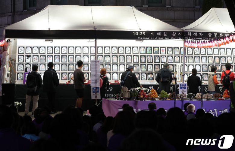 10.29이태원 참사 1주기를 하루 앞둔 28일 오후 1주기 추모제가 열린 서울시청 앞 합동분향소에 시민들의 추모가 이어지고 있다. 2023.10.28/뉴스1 ⓒ News1 박세연 기자