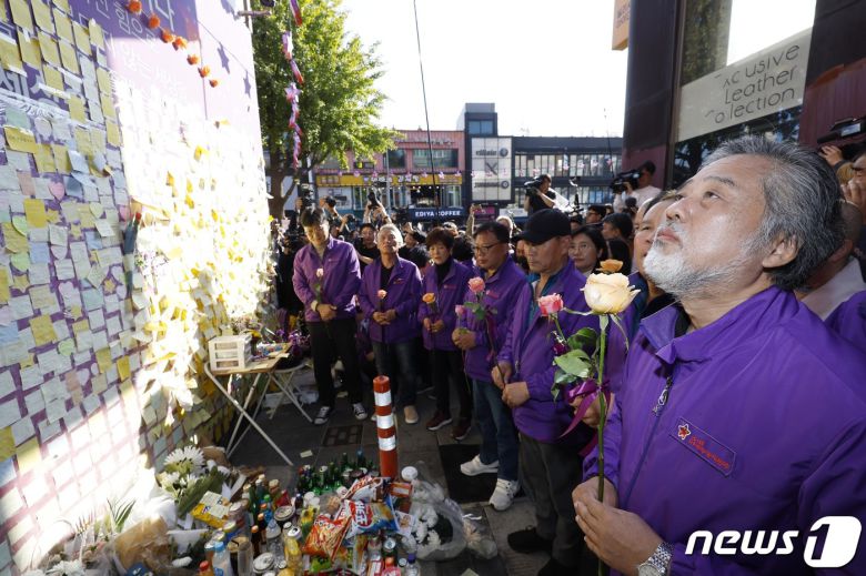 이정민 10.29 이태원 참사 유가족협의회 운영위원장을 비롯한 유가족들이 이태원 참사 1주기인 29일 서울 용산구 이태원역 1번 출구 골목 '10.29 기억과 안전의 길'에서 헌화에 앞서 추모를 하고 있다. (공동취재) 2023.10.29/뉴스1 ⓒ News1 이동해 기자