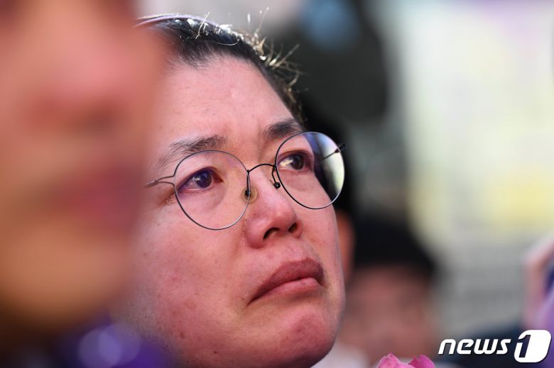 10.29 이태원 참사 1주기인 29일 서울 용산구 이태원역 1번 출구 골목 '10.29 기억과 안전의 길'에서 유가족이 헌화를 하기 전 눈물을 흘리고 있다. (공동취재) 2023.10.29/뉴스1 ⓒ News1 이동해 기자