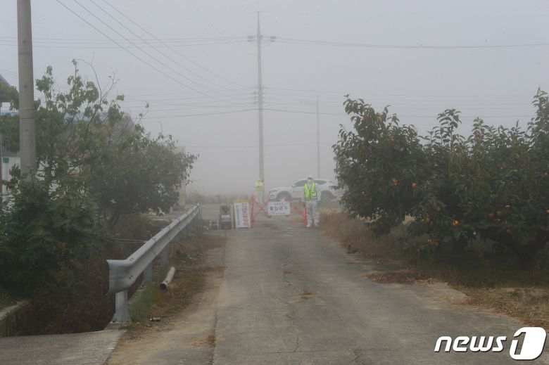 31일 오전 창원시 의창구 대산면의 럼피스킨병 발병 농가 인근을 방역당국이 통제하고 있다. 2023.10.31 ⓒ 뉴스1 박민석 기자