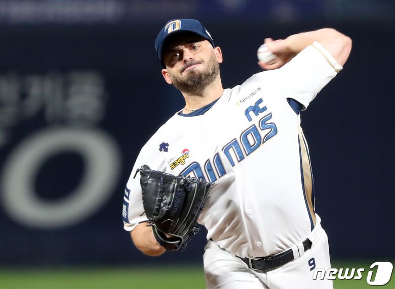 25일 오후 경남 창원NC파크에서 열린 프로야구 '2023 신한은행 SOL KBO 포스트시즌' 준플레이오프 3차전 NC 다이노스와 SSG 랜더스의 경기에서 NC 태너가 역투하고 있다. 2023.10.25/뉴스1 ⓒ News1 윤일지 기자