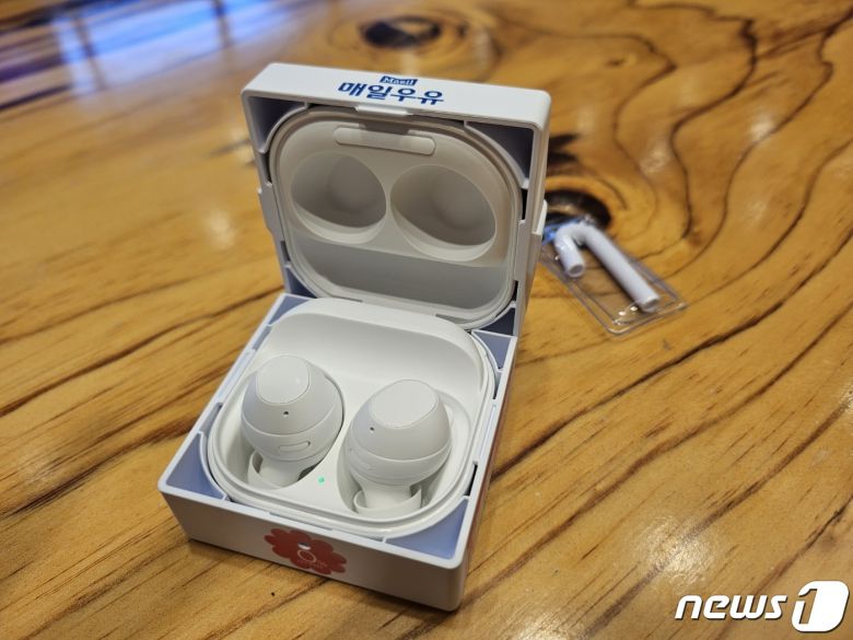 매일유업 컬래버레이션 케이스를 끼운 '갤럭시 버즈 FE' 모습. 2023.11.03. 오현주 기자