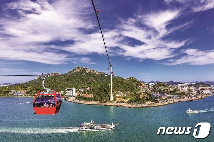 목포항과 유달산을 넘나드는 목포해상케이블카(SR 제공).