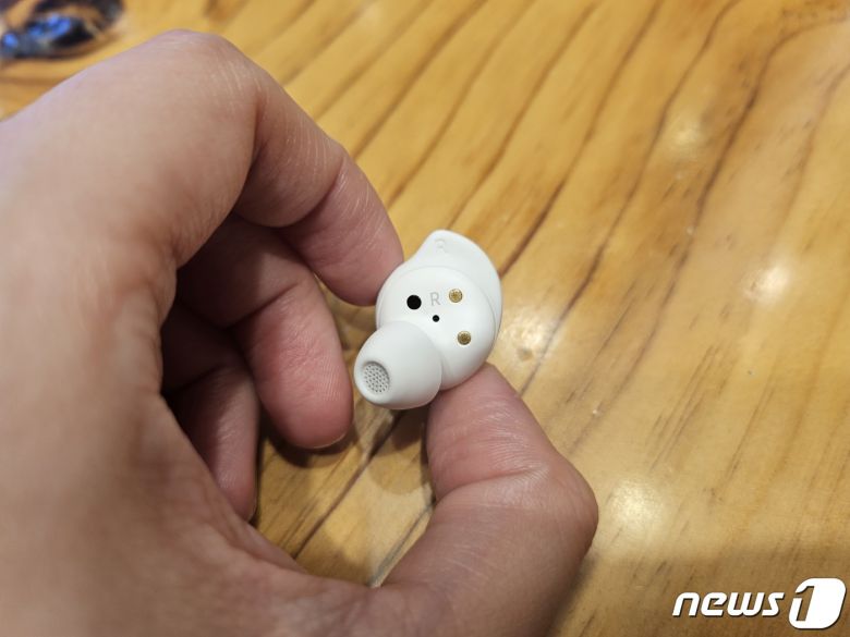 3년 만에 '윙팁' 디자인이 적용된 '갤럭시버즈 FE'. 2023.11.03. 오현주 기자