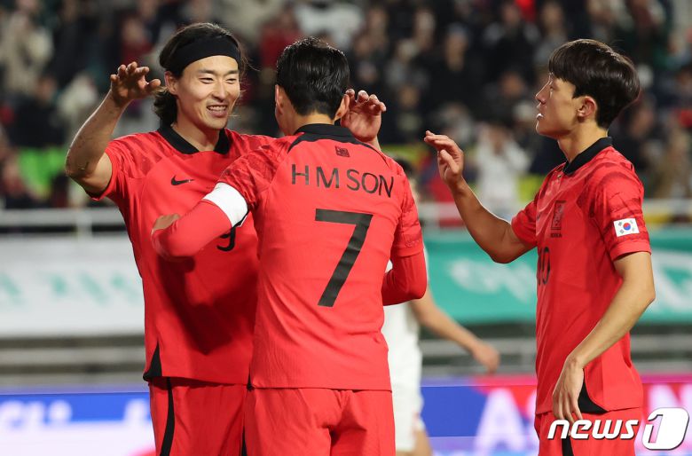 17일 경기 수원시 팔달구 수원월드컵경기장에서 열린 축구 국가대표 평가전 대한민국과 베트남의 경기, 후반 대한민국 조규성이 팀의 세 번째 골을 시킨 뒤 손흥민과 기쁨을 나누고 있다. 2023.10.17/뉴스1 ⓒ News1 김진환 기자