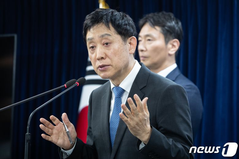 김주현 금융위원장(왼쪽)과 이복현 금융감독원장.2023.11.5/뉴스1 ⓒ News1 유승관 기자