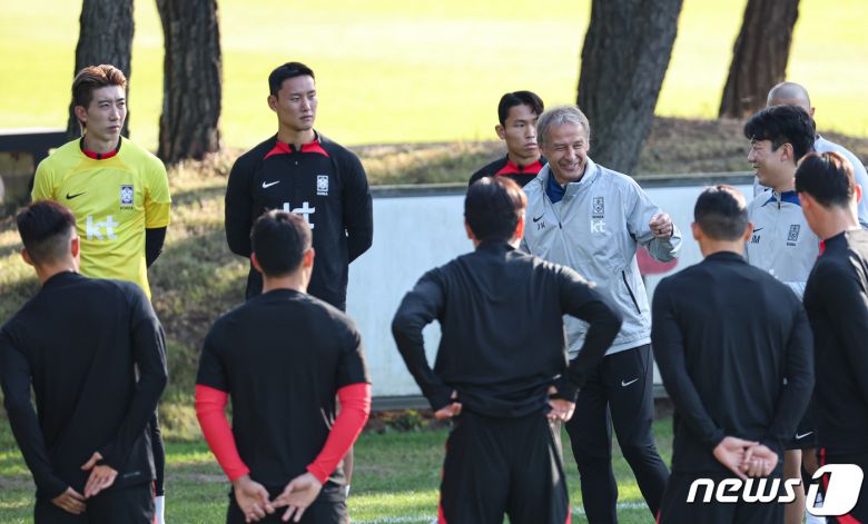 대한민국 축구대표팀 선수들이 12일 오후 경기도 파주 국가대표트레이닝센터(NFC)에서 평가전 대비 훈련을 하고 있다. 클린스만호는 오는 13일 튀니지와 17일 베트남을 상대로 평가전을 치른다. 2023.10.12/뉴스1 ⓒ News1 김도우 기자