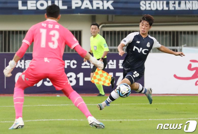 18일 오후 서울 양천구 목동종합운동장에서 열린 2023 하나원큐 K리그2 22라운드 서울 이랜드FC와 김포FC의 경기에서 이랜드 차승현이 슛을 하고 있다. 2023.7.18/뉴스1 ⓒ News1 김민지 기자