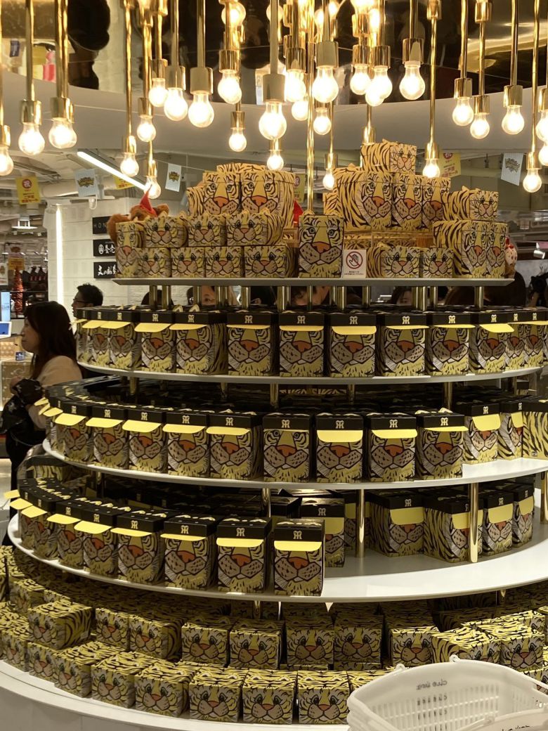 6일 일본 오사카 한신백화점 우메다본점에 한신 타이거스의 일본시리즈 우승 기념 상품이 매대 가득 진열돼 있다. (출처 : X @yuzuyumi_sdr 계정) 2023.11.06/