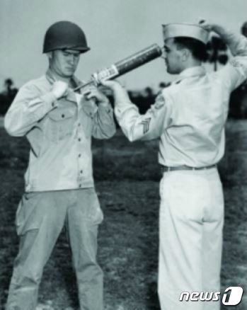 2차대전 때 DDT살포 교육을 하고 있는 미군. ⓒ 뉴스1 DB