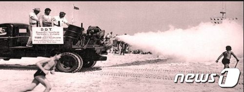 1945년 모기퇴치 프로그램의 일환으로 미국 보건당국이 해변에서 DDT를 뿌리지 아이들이 위해성도 모른체 따라 가고 있다.  ⓒ 뉴스1 DB
