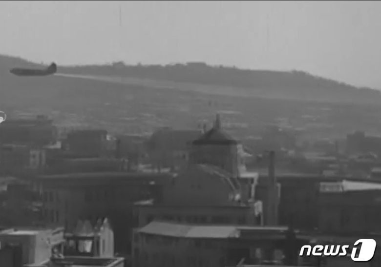 1951년 10월 미군 수송기가 서울 상공을 돌며 DDT를 뿌리는 장면. (대한민국역사박물관)  ⓒ 뉴스1