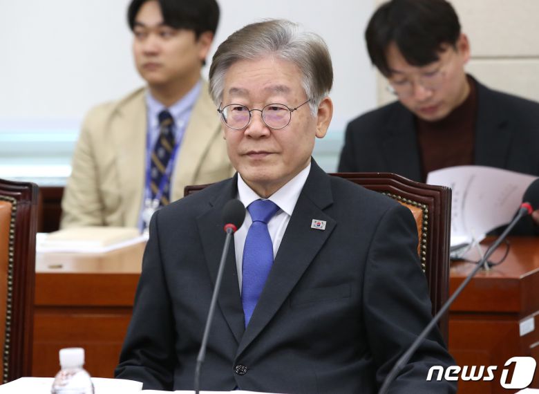 이재명 더불어민주당 대표가 9일 오후 서울 여의도 국회에서 열린 국방위원회 전체회의에 참석해 자리하고 있다./뉴스1 ⓒ News1 임세영 기자