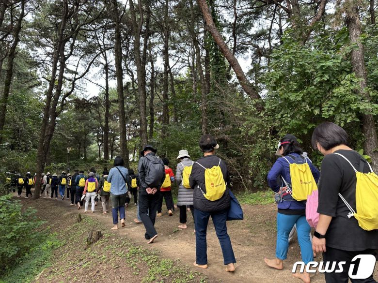 충주시민 맨발 걷기 모습.(충주시 제공)2023.11.12/뉴스1