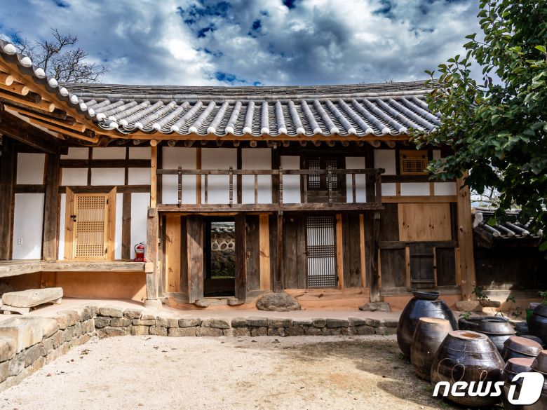 안채 2층 다락은 집안 여인네들이 바깥 풍경을 바라보며 쉬던 공간이다(한국관광공사 제공)