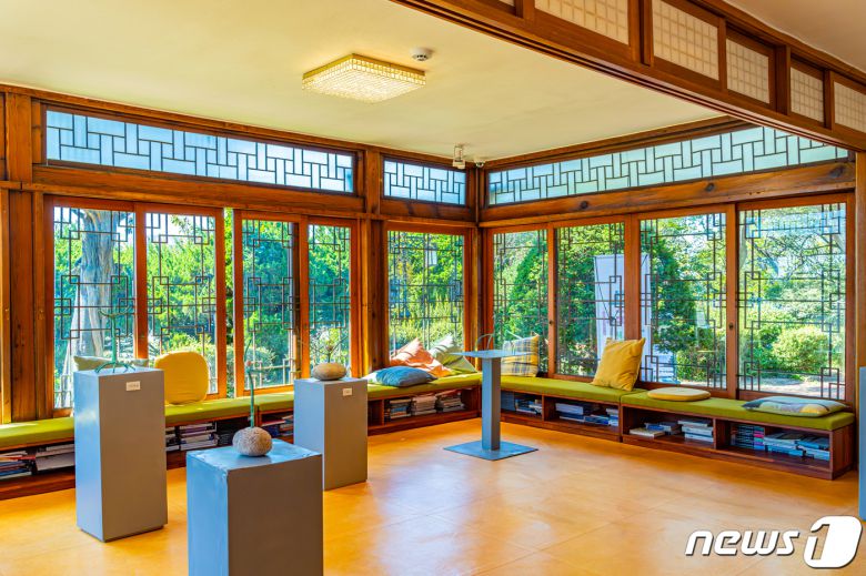 인천시민애집_1883모던하우스의 사랑채 쉼터와 대청마루 쉼터에서는 투명 유리창 너머로 제물포정원의 풍경을 감상할 수 있다(한국관광공사 제공)