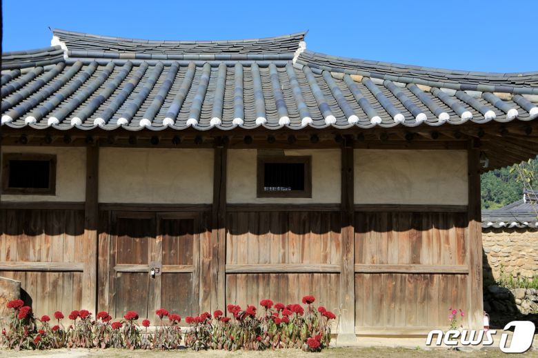 안채 뒤쪽에 있는 곡간(한국관광공사 제공)