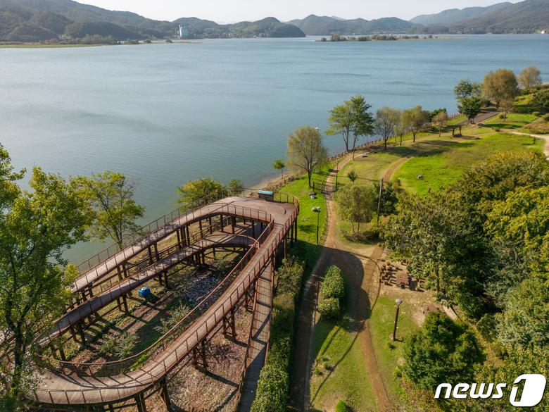 곡선이 완만해 오르기 쉬운 전망대에서는 팔당호를 시원하게 조망할 수 있다(한국관광공사 제공)