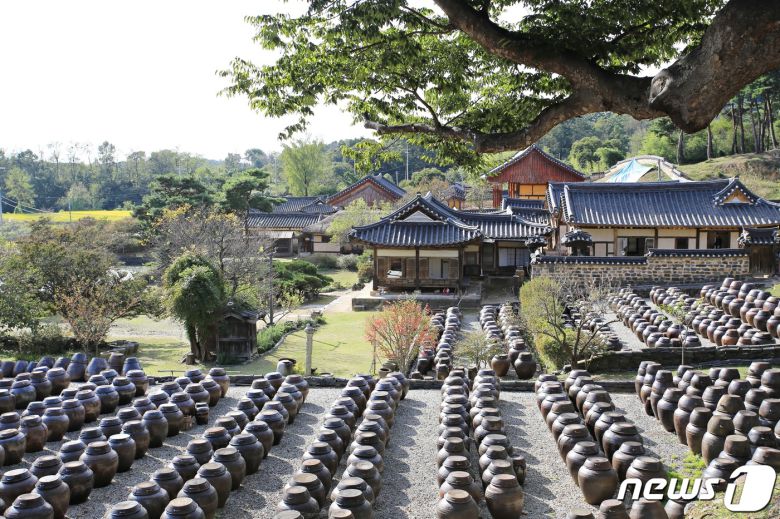 장독대와 고택이 그림 같은 풍경을 완성한다(한국관광공사 제공)