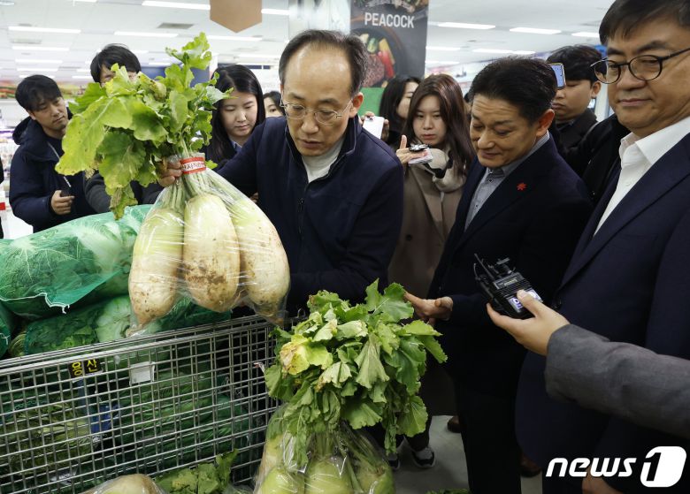 추경호 경제부총리 겸 기획재정부 장관이 14일 서울 용산구 이마트 용산점을 방문해 매장 시찰을 돌며 물가 점검을 하고 있다. (공동취재) 2023.11.14/뉴스1 ⓒ News1 이동해 기자