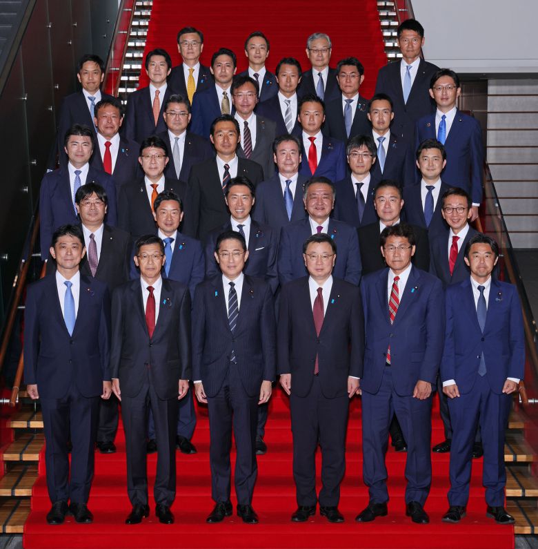 일본 도쿄 총리 관저에서 촬영된 제2차 기시다 재개조 내각 정무관(차관급)으로 임명된 관료들의 단체 사진. (출처 : 일본 총리관저 누리집) 2023.09.13/