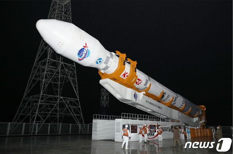 (평양 노동신문=뉴스1) = 기립하고 있는 북한의 발사체 '천리마 1호'[국내에서만 사용가능. 재배포 금지. DB 금지. For Use Only in the Republic of Korea. Redistribution Prohibited] rodongphoto@news1.kr