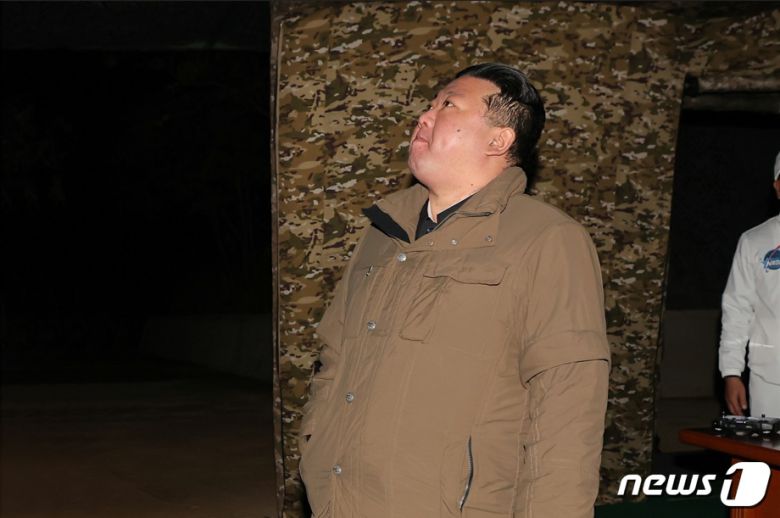 (평양 노동신문=뉴스1) = 김정은 총비서가 군사정찰위성 발사 모습을 바라보고 있다. [국내에서만 사용가능. 재배포 금지. DB 금지. For Use Only in the Republic of Korea. Redistribution Prohibited] rodongphoto@news1.kr