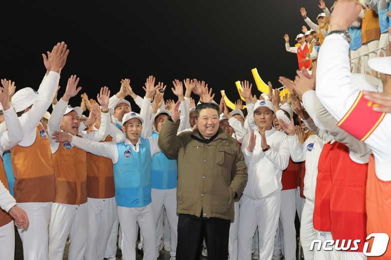 (평양 노동신문=뉴스1) = 북한 노동당 기관지 노동신문은 22일 전날인 21일 밤 발사한 군사정찰위성의 발사가 성공적으로 이뤄졌다고 주장했다. [국내에서만 사용가능. 재배포 금지. DB 금지. For Use Only in the Republic of Korea. Redistribution Prohibited] rodongphoto@news1.kr