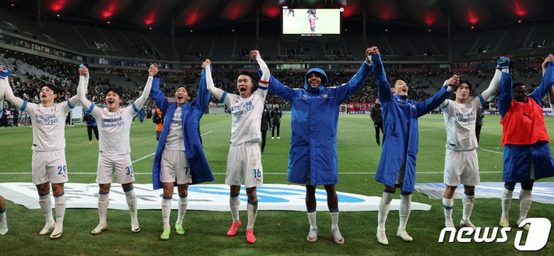 25일 오후 서울 마포구 서울월드컵경기장에서 열린 프로축구 ‘2023 하나원큐’ K리그1 37라운드 FC서울과 수원삼성의 경기, 후반 바사니의 결승골로 1대0 승리를 거둔 수원 삼성 선수들이 서포터들을 향해 환호하고 있다. 2023.11.25/뉴스1 ⓒ News1 김진환 기자