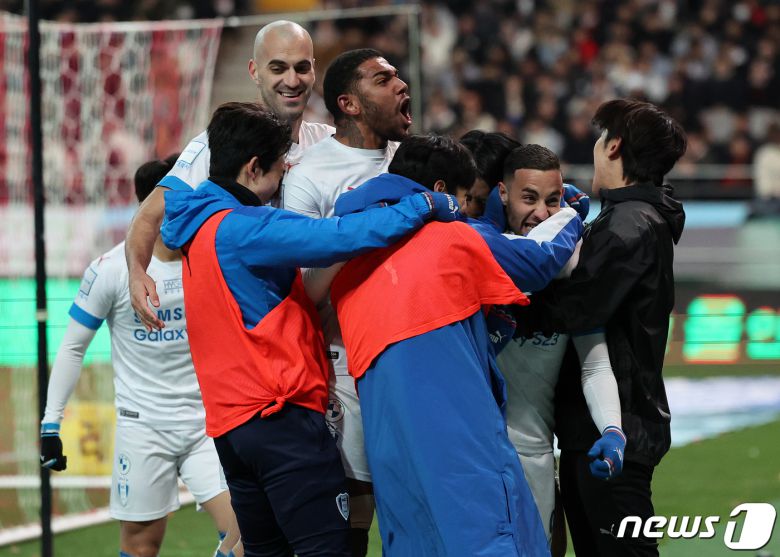 25일 오후 서울 마포구 서울월드컵경기장에서 열린 프로축구 ‘2023 하나원큐’ K리그1 37라운드 FC서울과 수원삼성의 경기, 후반 수원 삼성 바사니(오른쪽 두 번째)가 선취골을 넣은 뒤 동료들과 기쁨을 나누고 있다. 2023.11.25/뉴스1 ⓒ News1 김진환 기자