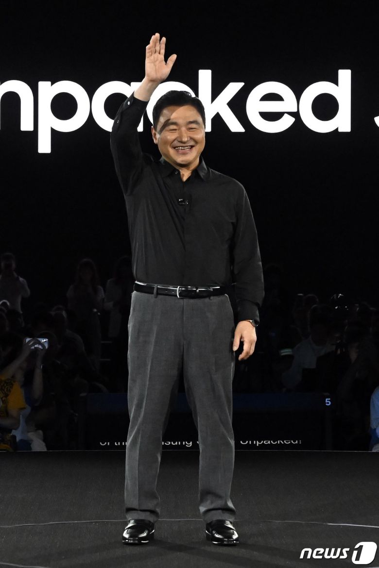 노태문 삼성전자 모바일경험(MX) 사업부장이 26일 서울 강남구 코엑스에서 열린 '갤럭시 언팩 2023' 행사에서 발표를 마치고 인사하고 있다. (공동취재) 2023.7.26/뉴스1 ⓒ News1 김민지 기자