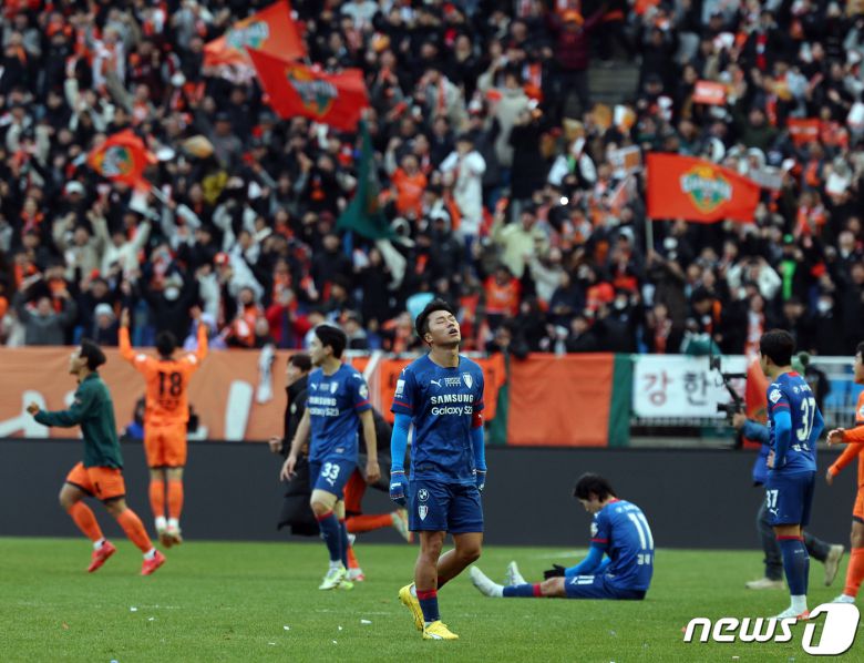 2일 오후 경기도 수원시 팔달구 수원월드컵경기장에서 열린 2023 하나원큐 K리그1 38라운드 수원삼성과 강원FC의 경기에서 0대0으로 비기며 2부리그 강등이 확정된 수원삼성 고승범 등 선수들이 망연자실해 하고 있다. K리그1 최하위인 12위는 자동 강등으로 수원 삼성과 마지막까지 강등 경쟁을 펼친 강원FC와 수원FC는 각각 10위, 11위를 마크하면서 승강 플레이오프(PO)로 향했다. 한편 최종 11위는 K리그2 2위인 부산 아이파크와, 10위는 경남FC-김포FC 승자와 홈 앤드 어웨이로 진행되는 승강 플레이오프(PO)를 치른다. 2023.12.2/뉴스1 ⓒ News1 박정호 기자