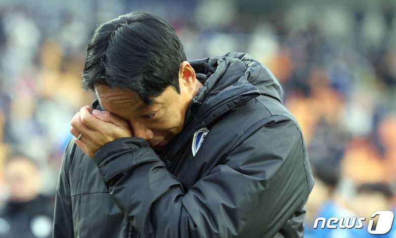 염기훈 수원삼성 감독대행이 2일 오후 경기도 수원시 팔달구 수원월드컵경기장에서 열린 2023 하나원큐 K리그1 38라운드 수원삼성과 강원FC의 경기에서 0대0으로 비기며 2부리그 강등이 확정된 뒤 서포터즈 앞에서 눈물을 훔치고 있다. K리그1 최하위인 12위는 자동 강등으로 수원 삼성과 마지막까지 강등 경쟁을 펼친 강원FC와 수원FC는 각각 10위, 11위를 마크하면서 승강 플레이오프(PO)로 향했다. 한편 최종 11위는 K리그2 2위인 부산 아이파크와, 10위는 경남FC-김포FC 승자와 홈 앤드 어웨이로 진행되는 승강 플레이오프(PO)를 치른다. 2023.12.2/뉴스1 ⓒ News1 박정호 기자