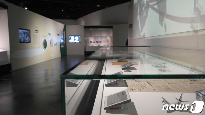 '중동행 비행기에 오른 사람들' 전시물. 2023.11.22/뉴스1 ⓒ News1 금준혁 기자