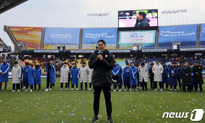 염기훈 수원삼성 감독대행이 2일 오후 경기도 수원시 팔달구 수원월드컵경기장에서 열린 2023 하나원큐 K리그1 38라운드 수원삼성과 강원FC의 경기에서 0대0으로 비기며 2부리그 강등이 확정된 뒤 서포터즈 앞에서 눈물의 사과를 하고 있다. K리그1 최하위인 12위는 자동 강등으로 수원 삼성과 마지막까지 강등 경쟁을 펼친 강원FC와 수원FC는 각각 10위, 11위를 마크하면서 승강 플레이오프(PO)로 향했다. 한편 최종 11위는 K리그2 2위인 부산 아이파크와, 10위는 경남FC-김포FC 승자와 홈 앤드 어웨이로 진행되는 승강 플레이오프(PO)를 치른다. 2023.12.2/뉴스1 ⓒ News1 박정호 기자