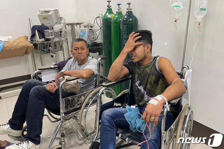 3일(현지시간) 필리핀 민다나오섬 라나오델수르주 주도 마라위의 한 대학교 체육관에서 열린 가톨릭 미사 중 일어난 폭발 사고로 부상한 환자들이 병원에서 치료를 받고 있다. 2023.12.03 ⓒ AFP=뉴스1 ⓒ News1 정지윤 기자