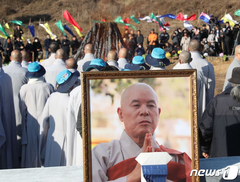 지난달 29일 소신공양으로 입적한 자승스님의 다비식이 3일 오후 경기 화성시 용주사에서 거행되고 있다. 2023.12.3/뉴스1 ⓒ News1 김영운 기자