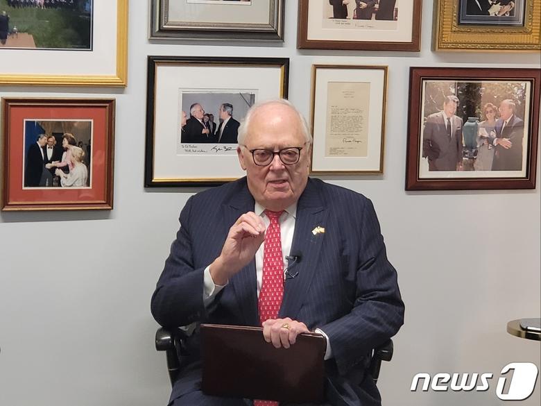 에드윈 퓰너 헤리티지재단 아시아연구센터 회장이 지난달 28일(현지시간) 미 워싱턴DC 인근 자신의 사무실에서 대한무역투자진흥공사(Kotra·코트라) 주관으로 워싱턴특파원단과 공동인터뷰를 하고 있다.