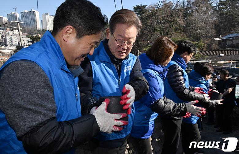 이재명 더불어민주당 대표가 4일 서울 성북구 보국문로 주택가 골목에서 연탄나눔 봉사활동을 하고 있다. (공동취재) 2023.12.4/뉴스1 ⓒ News1 황기선 기자