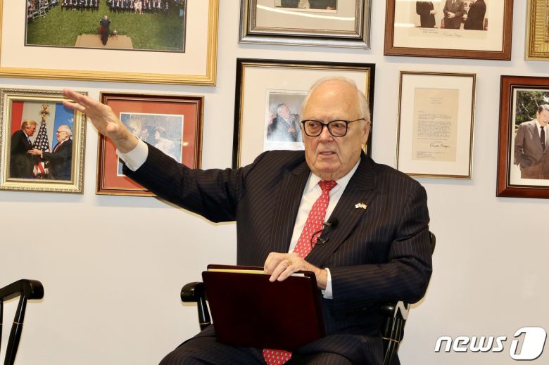 에드윈 퓰너 헤리티지재단 아시아연구센터 회장이 지난달 28일(현지시간) 미 워싱턴DC 인근 자신의 사무실에서 대한무역투자진흥공사(Kotra·코트라) 주관으로 워싱턴특파원단과 공동인터뷰를 하고 있다. 사진은 워싱턴특파원단 제공.