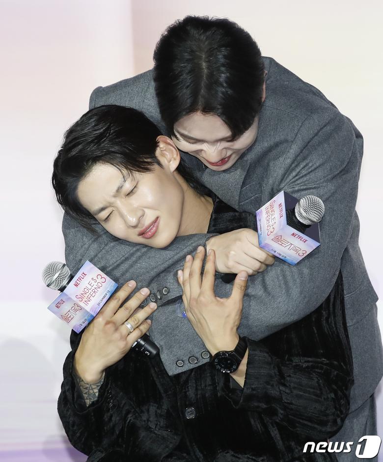 가수 한해(오른쪽)가 4일 서울 용산구 CGV용산아이파크몰에서 열린 넷플릭스 오리지널 예능 '솔로지옥' 시즌3 제작발표회에서 덱스에게 플러팅 포즈를 취하고 있다. '솔로지옥' 시즌3는 커플이 되어야만 나갈 수 있는 외딴 섬, 지옥도에서 펼쳐질 솔로들의 솔직하고 화끈한 데이팅 리얼리티 쇼다. 2023.12.4/뉴스1 ⓒ News1 권현진 기자