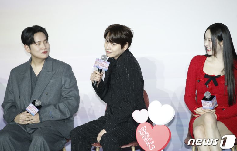 슈퍼주니어 규현(가운데)이 4일 서울 용산구 CGV용산아이파크몰에서 열린 넷플릭스 오리지널 예능 '솔로지옥' 시즌3 제작발표회에서 플러팅 포즈를 취하고 있다. '솔로지옥' 시즌3는 커플이 되어야만 나갈 수 있는 외딴 섬, 지옥도에서 펼쳐질 솔로들의 솔직하고 화끈한 데이팅 리얼리티 쇼다. 2023.12.4/뉴스1 ⓒ News1 권현진 기자