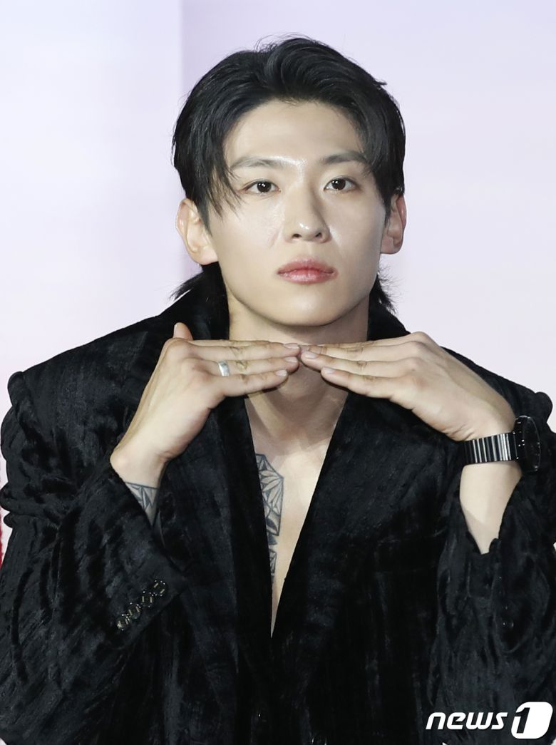 방송인 덱스가 4일 서울 용산구 CGV용산아이파크몰에서 열린 넷플릭스 오리지널 예능 '솔로지옥' 시즌3 제작발표회에서 포즈를 취하고 있다. '솔로지옥' 시즌3는 커플이 되어야만 나갈 수 있는 외딴 섬, 지옥도에서 펼쳐질 솔로들의 솔직하고 화끈한 데이팅 리얼리티 쇼다. 2023.12.4/뉴스1 ⓒ News1 권현진 기자