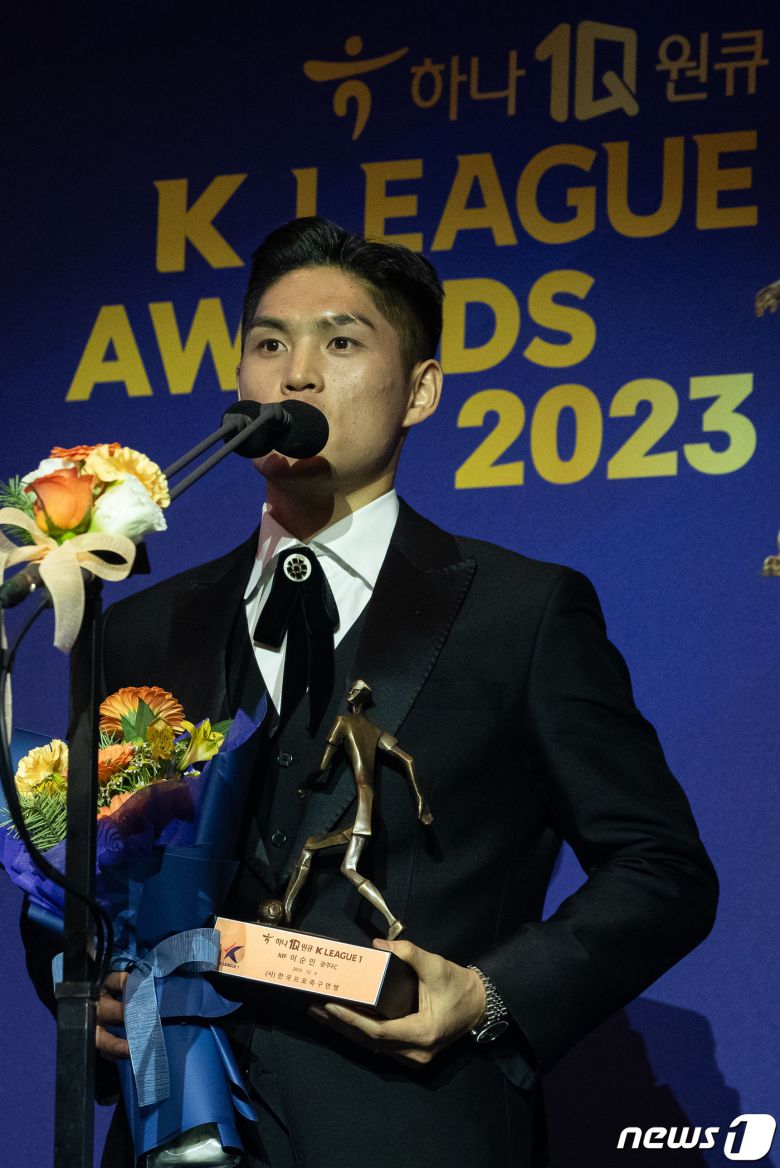 광주FC 이순민이 4일 서울 송파구 롯데호텔월드에서 열린 '2023 하나원큐 K리그 대상 시상식'에서 K리그1 미드필더(MF) 부문 베스트11을 수상한 후 수상소감을 밝히고 있다. 2023.12.4/뉴스1 ⓒ News1 유승관 기자